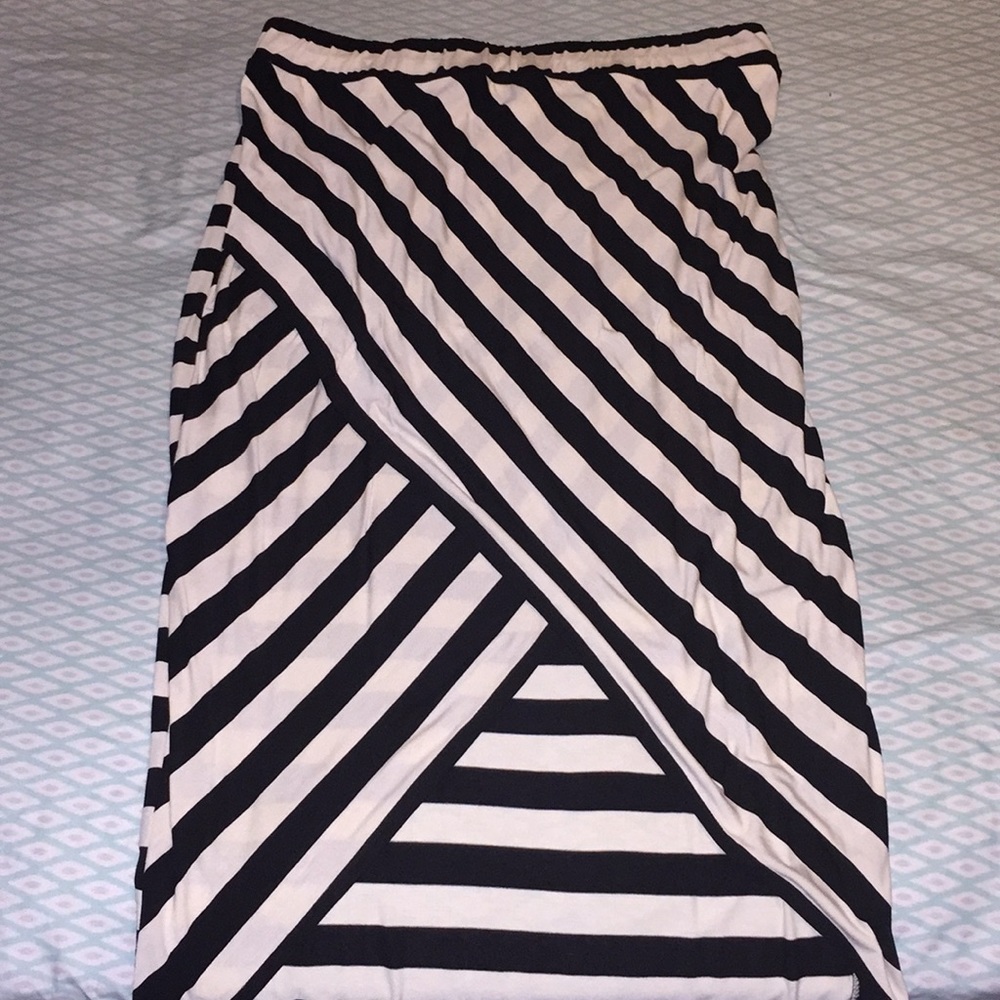 Maxi hi-low cream and black skirt